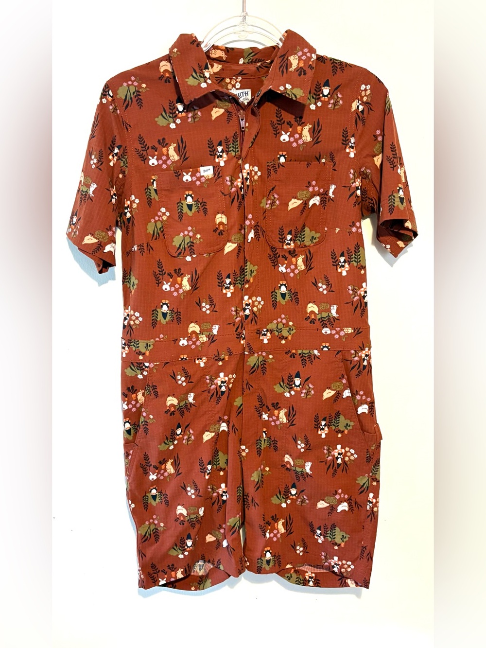 Duluth heirloom gardening 7” short coveralls in henna garden gnomes print